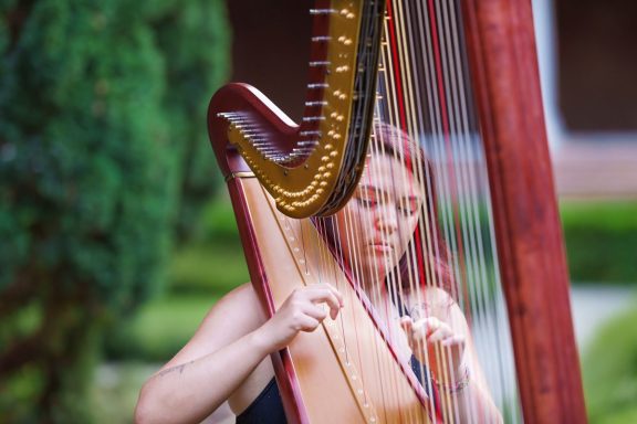 Julie Harpiste joue au Couvent des Jacobins de Toulouse