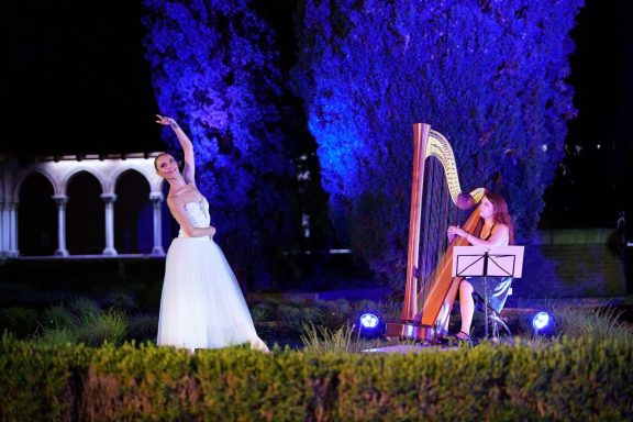 Julie Harpiste joue au Couvent des Jacobins de Toulouse avec une danseuse