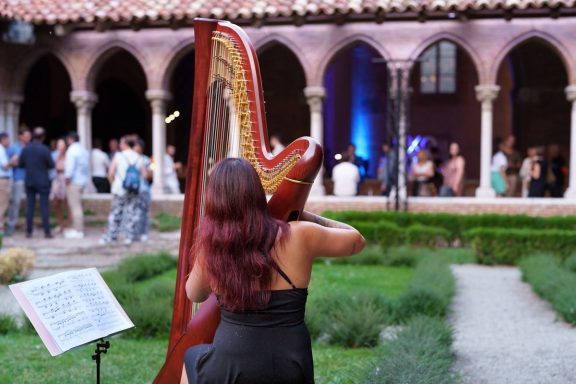 Julie Harpiste joue au Couvent des Jacobins de Toulouse