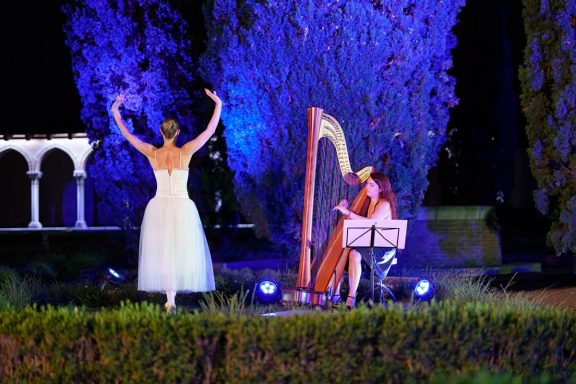 Julie Harpiste joue au Couvent des Jacobins de Toulouse avec une danseuse